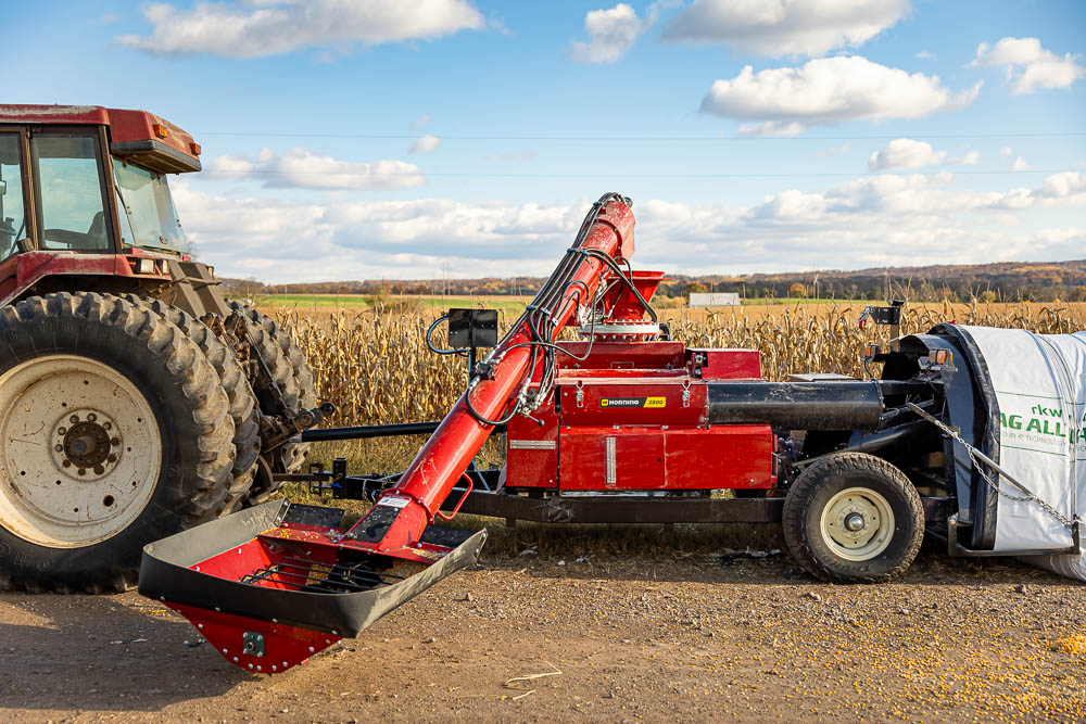 The bright red auger can be pivoted to either the left or the right sides for handy unloading. 